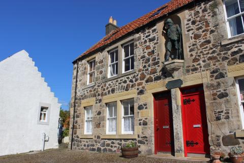 Robinson Crusoe Retreat Cottage in Lower Largo with statue of Alexander Selkirk
