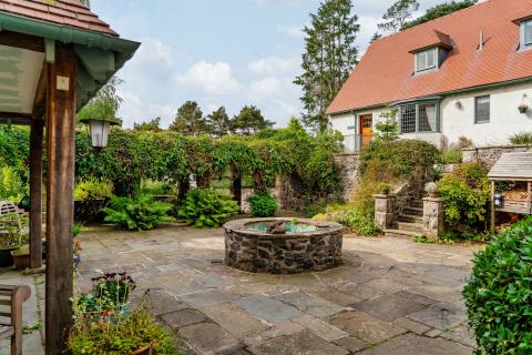 Baillie Scott - courtyard setting