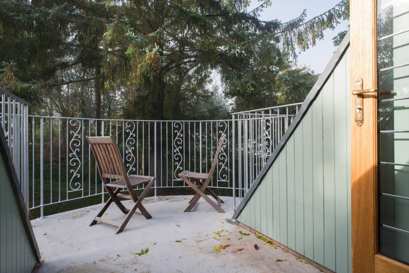 The Giddy Limit - balcony with garden and countryside views