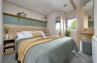The Coworth Deluxe - master bedroom with ensuite wc