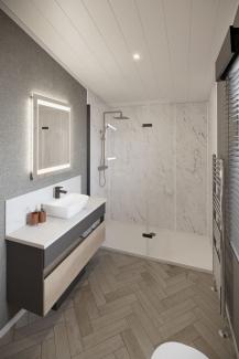 Lodge Deluxe - en suite shower room (layout may vary)