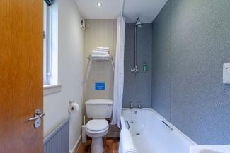 Baillie Scott - en suite bathroom for double bedroom