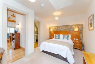 The Giddy Limit - double bedroom with en suite shower and wc