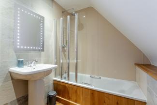 The Giddy Limit - ensuite bathroom with shower and wc