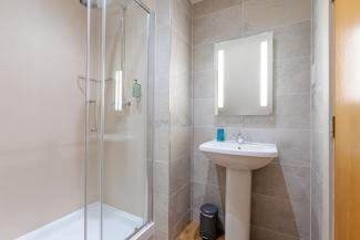 The Giddy Limit - double bedroom with en suite shower and wc