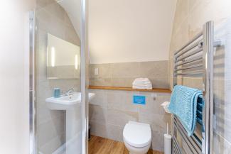 The Giddy Limit - double bedroom with en suite shower and wc