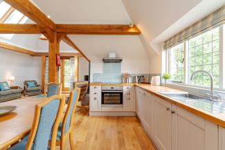 The Giddy Limit - luxury kitchen and large dining table
