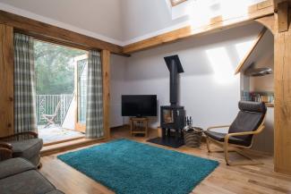 The Giddy Limit - luxury open plan living with log fire and balcony