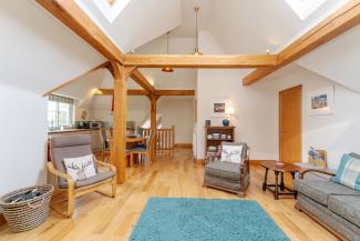 The Giddy Limit - luxury open plan living with log fire and balcony