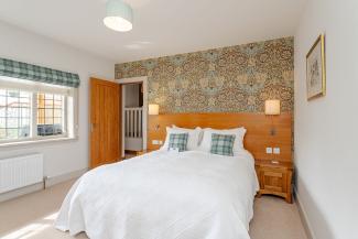 The Lady Bluebell - king or twin bedroom with courtyard views