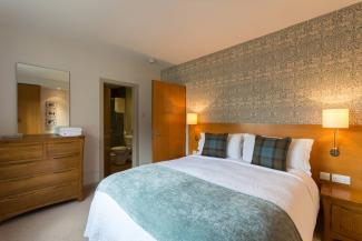 Valentines Cottage - Master or twin bedroom with en suite